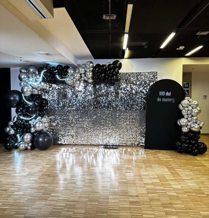 Srebrna ścianka cekinowa